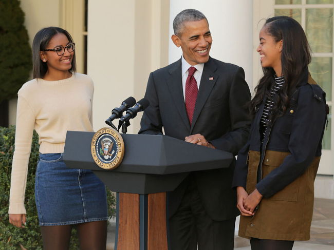 Tổng thống Mỹ Barack Obama và hai con gái. (Nguồn: Getty Images) Ông Obama đã nói gì với hai con gái sau khi ông Trump đắc cử? ảnh 1