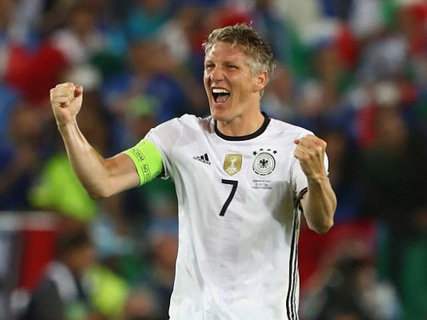 HLV Loew nói gì về việc Schweinsteiger giã từ đội tuyển? ảnh 1