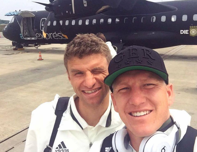 Tuyển thủ Đức thoải mái vui vẻ với vợ và bạn gái ở khách sạn ảnh 3