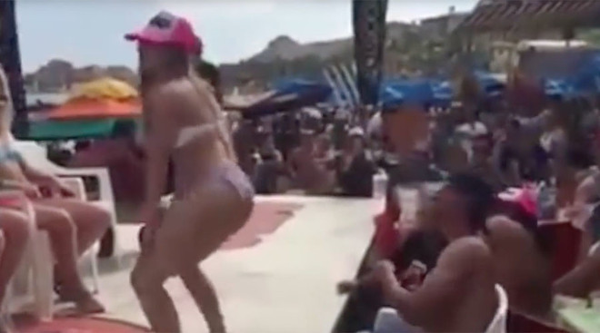 Cô giáo bất ngờ bị đuổi việc sau khi tham gia khiêu vũ khêu gợi ảnh 1