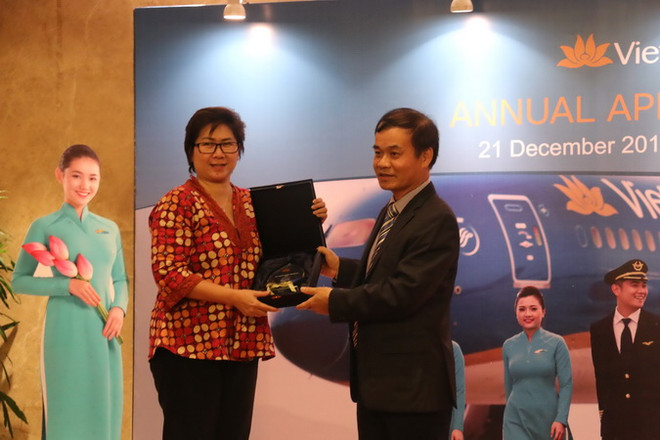 Ông Nghiêm Văn Khánh, Trưởng Chi nhánh Tổng công ty Hàng không Việt Nam tại Indonesia trao chứng nhận cho Đại lý hành khách hàng đầu năm 2016. (Ảnh: Đỗ Quyên/Vietnam+) Vietnam Airlines gặt hái thành công ở thị trường Indonesia ảnh 1