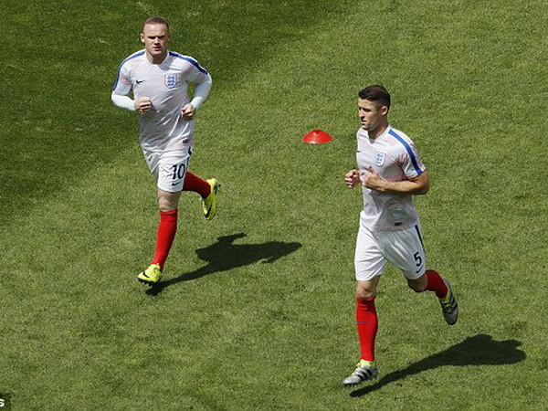 Ca sỹ Thái Thùy Linh nói gì ở buổi bình luận trận Anh-Xứ Wales? ảnh 1