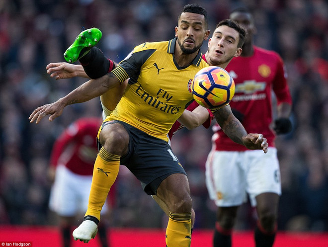 Manchester United và Arsenal chia điểm. (Nguồn: Daily Mail) Manchester United và Arsenal "bất phân thắng bại" Ở Old Trafford ảnh 1