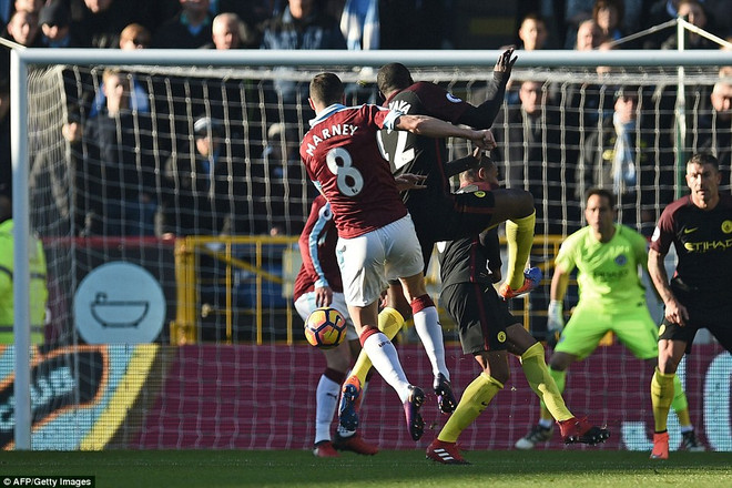 Aguero lập cú đúp, Man City ngược dòng giành chiến thắng ảnh 2
