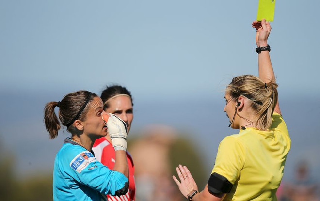 Cư dân mạng phát sốt với nữ trọng tài xinh đẹp và nóng bỏng ảnh 4