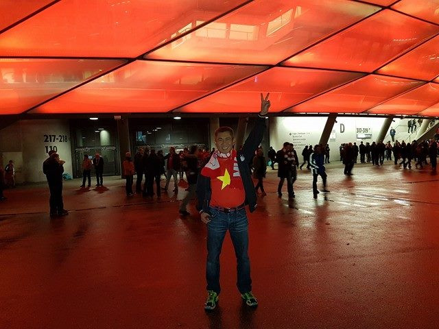 CĐV Việt Nam rạng rỡ tại Allianz Arena ngày Bayern hủy diệt PSV ảnh 2