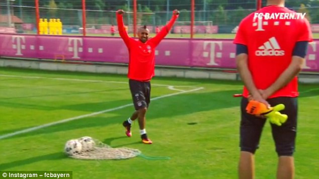 Sao Bayern Munich sút bóng qua hàng rào sắt ghi bàn "siêu ảo" ảnh 1
