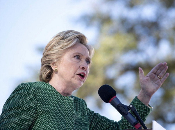 Bà Hillary Clinton tiếp tục nới rộng khoảng cách với ông Trump ảnh 1
