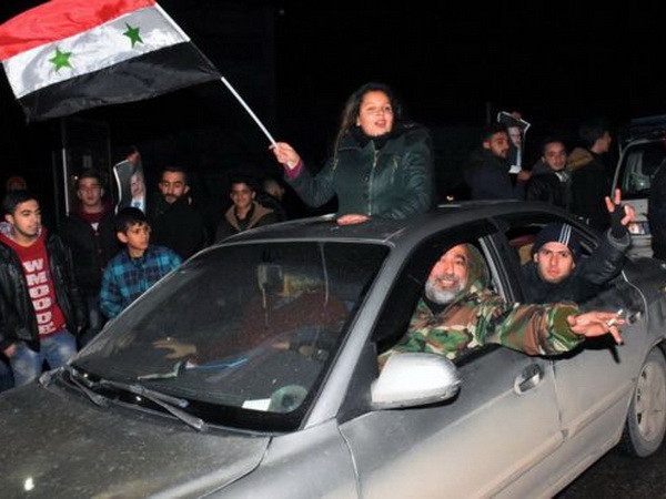 Người dân Aleppo đổ ra đường ăn mừng giải phóng. (Nguồn: AFP) Nga đã triển khai tiểu đoàn quân cảnh tới thành phố Aleppo ảnh 1
