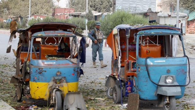 Hiện trường một vụ đánh bom ở Afghanistan. (Nguồn: Reuters) Đánh bom liên hoàn tại Afghanistan, hơn 30 người thương vong ảnh 1