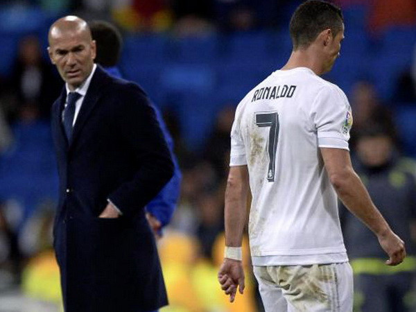 Cristiano Ronaldo phớt lờ Zidane khi rời sân vì chấn thương ảnh 1
