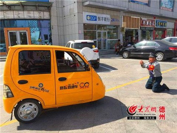 Nhân viên bảo vệ quỳ gối ngăn nữ tài xế đỗ xe sai quy định ảnh 1