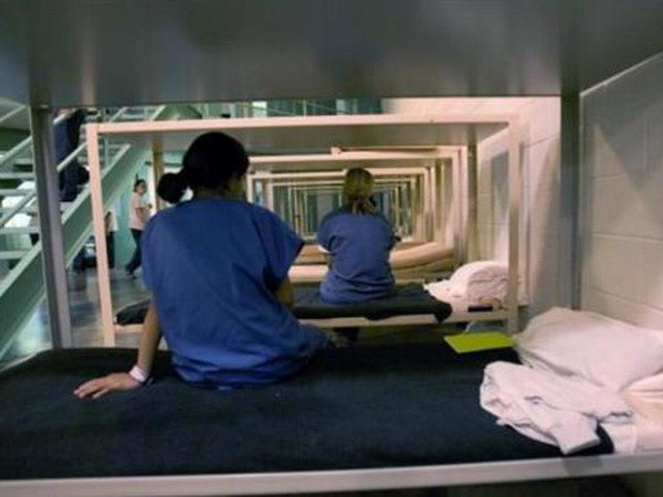 Video hé lộ nạn xâm hại tình dục kinh hoàng trong nhà tù nữ ở Mỹ ảnh 1