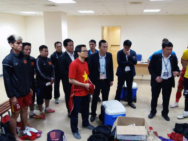 Phó Thủ tướng Vũ Đức Đam động viên đội tuyển Việt Nam. (Nguồn: VFF) Phó Thủ tướng Vũ Đức Đam vào phòng thay đồ động viên đội tuyển ảnh 1