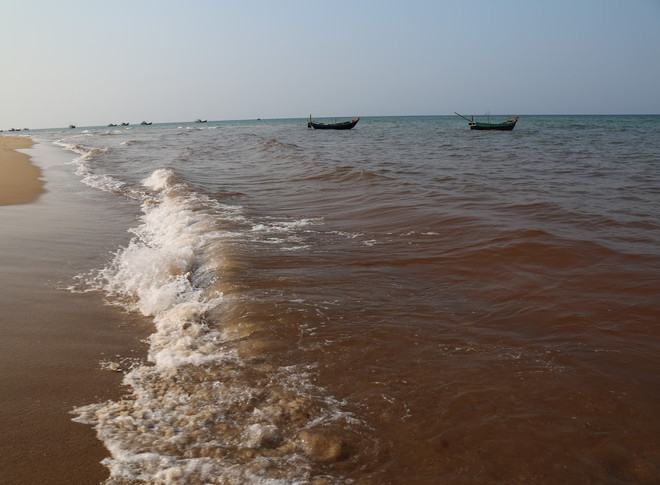 Quảng Bình: Vào cuộc xác định nguyên nhân nước biển đổi màu ảnh 1