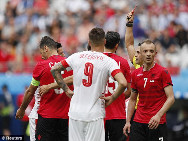 Cận cảnh cầu thủ đầu tiên phải nhận thẻ đỏ tại EURO 2016 ảnh 1