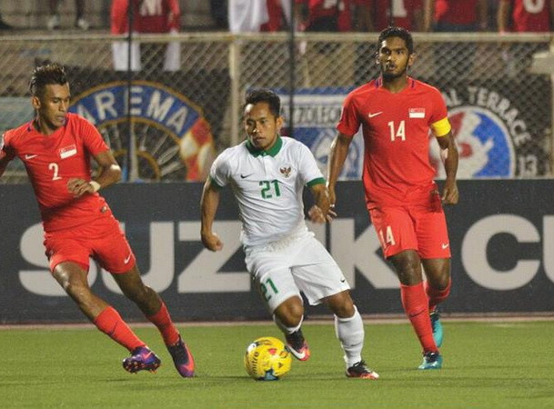 Indonesia (áo trắng) đánh bại Singapore 2-1 để vào bán kết AFF Cup 2016. (Nguồn: Affsuzukicup) Indonesia vào bán kết sau chiến thắng nghẹt thở trước Singapore ảnh 1