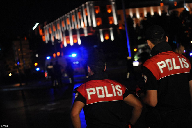 Cận cảnh xe quân sự Thổ Nhĩ Kỳ xuống phố tiến hành đảo chính ảnh 10