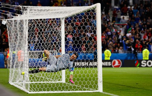 Cận cảnh Gianluigi Buffon suýt gặp họa vì ăn mừng quá đà ảnh 4