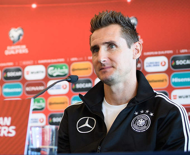 Miroslav Klose xuất hiện trong vai trò mới ở tuyển Đức. (Nguồn: Dfb.de) Mất nửa đội hình, Đức sẽ đá thế nào trước San Marino và Italy? ảnh 2