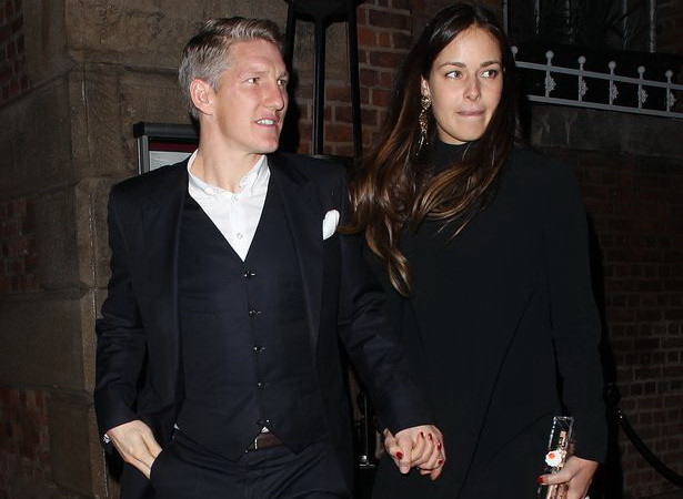 Tuyển thủ Đức thoải mái vui vẻ với vợ và bạn gái ở khách sạn ảnh 1