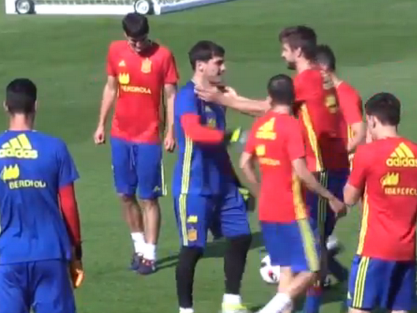 Pique ôm cổ Casillas sau khi xỏ háng bất thành. Iker Casillas thẳng tay tát Gerard Pique ngay trên sân tập ảnh 1