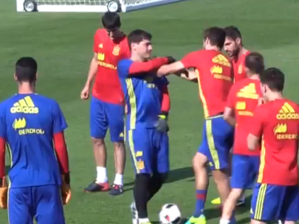 Pique tỏ ra khá khó chịu với hành động của đồng đội. Iker Casillas thẳng tay tát Gerard Pique ngay trên sân tập ảnh 3
