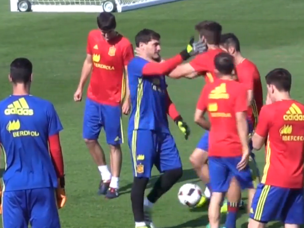 Casillas ngay lập tức tát vào mặt Pique. Iker Casillas thẳng tay tát Gerard Pique ngay trên sân tập ảnh 2