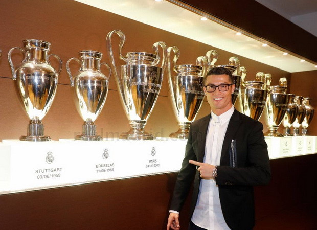 Ronaldo gia hạn hợp đồng với Real Madrid: Biểu tượng thiên hà ảnh 1