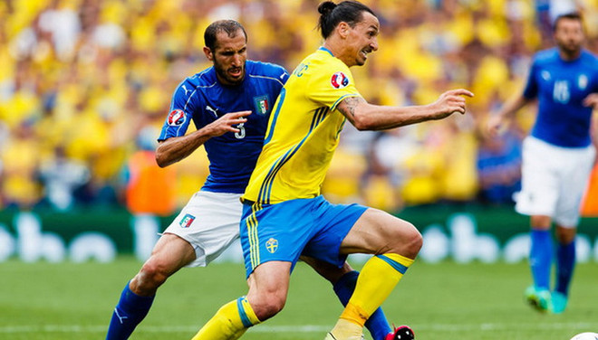 Ibra được bảo vệ khi anh 'bất lực' trước Italy. (Nguồn: AP) Zlatan Ibrahimovic - Người điên nhất cũng có thể là một thiên tài ảnh 2