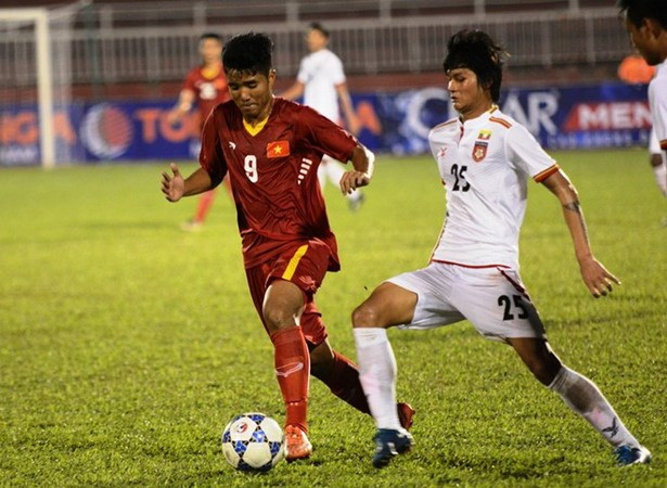 U21 Việt Nam (áo đỏ) chỉ cần hòa U21 Yokohama là đi tiếp. U21 Việt Nam và HAGL rộng cửa vào bán kết Giải U21 Quốc tế ảnh 1