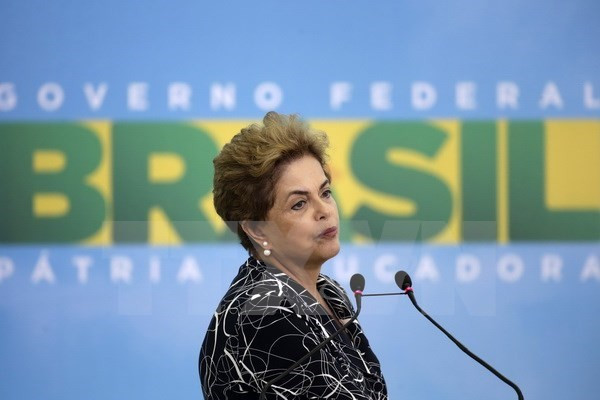 Tổng thống Brazil Dilma Rousseff bị phế truất. (Nguồn: EPA/TTXVN) Năm 2016: Cánh tả Mỹ Latinh trước yêu cầu đổi mới để tiến lên ảnh 2