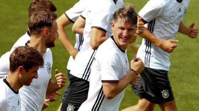 Bastian Schweinsteiger trở lại và ba vấn đề lớn của HLV Löw ảnh 1