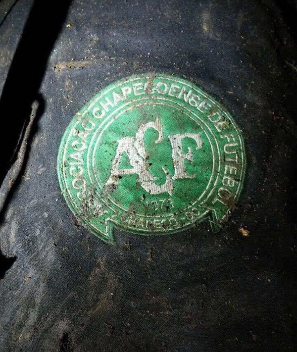 Hình ảnh đầu tiên ở hiện trường máy bay chở CLB của Brazil rơi ảnh 2