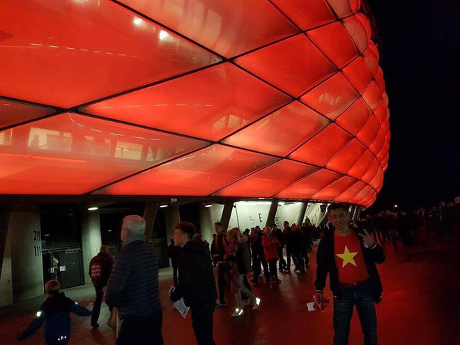 CĐV Việt Nam rạng rỡ tại Allianz Arena ngày Bayern hủy diệt PSV ảnh 1