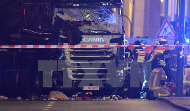 Hiện trường vụ đâm xe tải ở chợ Giáng sinh Breitscheidplatz tại quận trung tâm Charlottenburg, đêm 19/12. (Nguồn: EPA/TTXVN) Thông tin mới nhất về nghi phạm vụ tấn công bằng xe tải ở Berlin ảnh 1