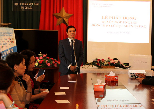 Người Việt tại Séc quyên góp hơn 2 tỷ đồng ủng hộ miền Trung ảnh 1