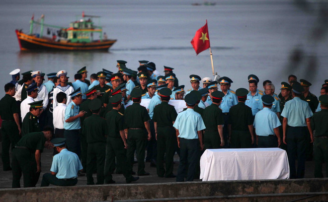 Đưa thi thể Thượng tá phi công SU30-MK2 Trần Quang Khải vào bờ ảnh 1