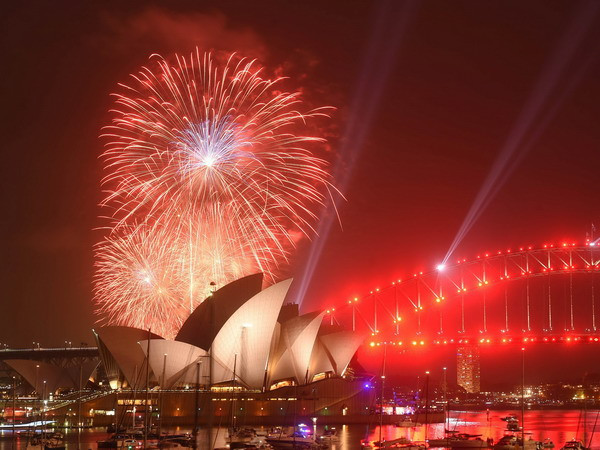Màn pháo hoa rực rỡ sắc màu trên cầu cảng Sydney. (Nguồn: EPA) Mãn nhãn với màn bắn pháo hoa chào mừng Năm mới tại Australia ảnh 1