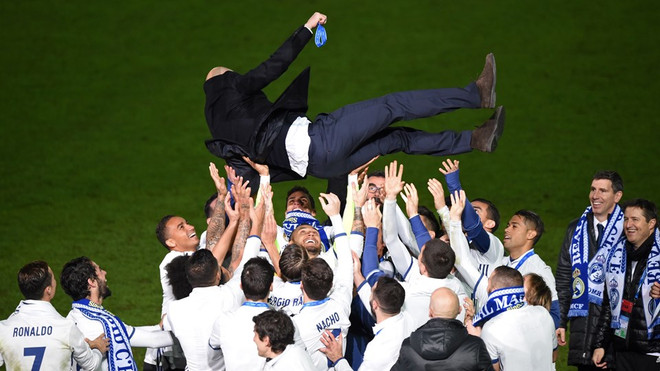 Zidane được các học trò tung hô sau chiến thắng. (Nguồn: Getty Images) Ronaldo lập hat-trick, Real Madrid vô địch FIFA Club World Cup ảnh 5