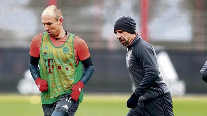 Arjen Robben (trái) và Franck Ribéry đang chờ đợi RB Leipzig. (Nguồn: Getty Images) Ông Ancelotti toan tính gì cho trận "chung kết" lượt đi Bundesliga? ảnh 2