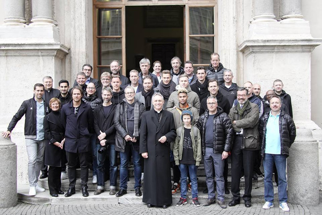 Tuyển Đức diện kiến Giáo hoàng trước thềm "đại chiến" với Italy ảnh 16