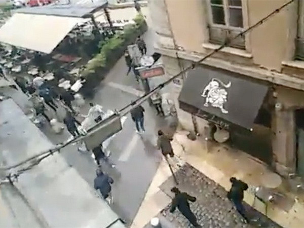 Cổ động viên Anh bị “ultras” Pháp tấn công trên phố ở Lyon ảnh 1