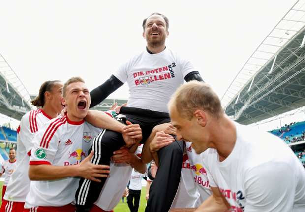 Mateschitz được các cầu thủ RB Leipzig tung hô. (Nguồn: Reuters) Chủ tịch Bayern đưa ra nhiều kế hoạch gây sốc trong tương lai ảnh 6