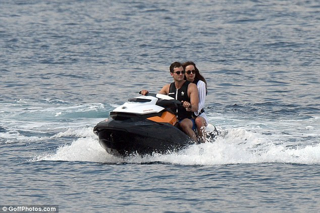 "Bỏng mắt" với ảnh hậu trường của phần 2 phim 50 sắc thái ảnh 3