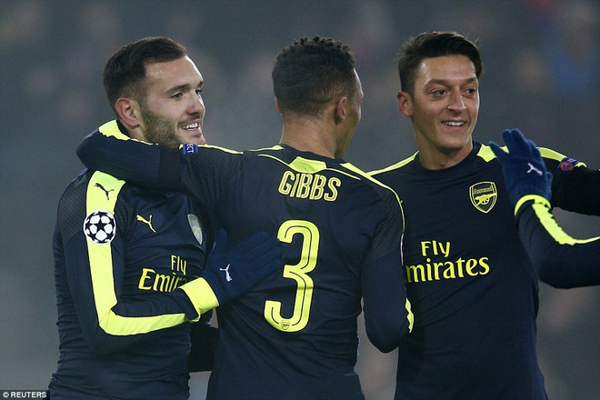 Arsenal thắng tưng bừng để vào vòng knock-out với tư cách nhất bảng. (Nguồn: Reuters) Arsenal chiếm ngôi đầu bảng của PSG sau chiến thắng hủy diệt ảnh 1
