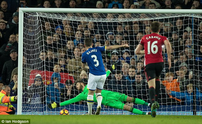 Cận cảnh M.U đánh rơi chiến thắng trước Everton ở phút cuối ảnh 1