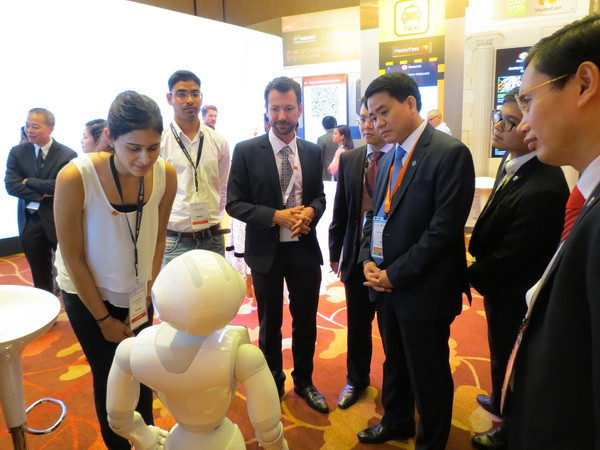 Chủ tịch Hà Nội sang Singapore tìm giải pháp quản lý giao thông đô thị ảnh 1