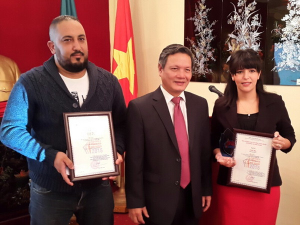 Đại sứ Phạm Quốc Trụ trao giải cho 2 nhà báo Algeria. (Ảnh: Thanh Bình/Vietnam+) Trao giải thưởng thông tin đối ngoại cho hai nhà báo Algeria ảnh 1