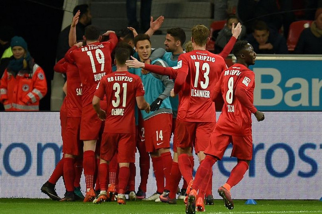 Niềm vui của các cầu thủ RB Leipzig. (Nguồn: AFP/Getty Images) Ngược dòng hạ Leverkusen, RB Leipzig chiếm ngôi đầu của Bayern ảnh 2